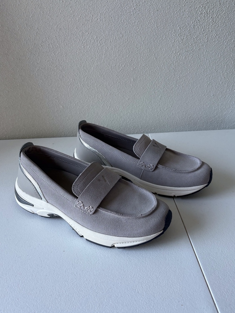 Vionic Walk Roam Loafer Size 9 Gray Suede Never Worn Casual Comfort Arcg Support